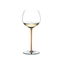 RIEDEL Fatto A Mano verre à Chardonnay élevé en fût, orange rempli avec une boisson sur fond blanc