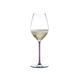RIEDEL Fatto A Mano Champagner Weinglas Opalviolett gefüllt mit einem Getränk auf weißem Hintergrund