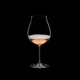 RIEDEL Veritas Restaurant Neue Welt Pinot Noir/Nebbiolo/Rosé Champagner gefüllt mit einem Getränk auf schwarzem Hintergrund