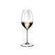 RIEDEL Performance Restaurant Sauvignon Blanc gefüllt mit einem Getränk auf weißem Hintergrund