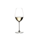 RIEDEL Veritas Sauvignon Blanc gefüllt mit einem Getränk auf weißem Hintergrund