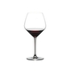 RIEDEL Heart To Heart Pinot Noir gefüllt mit einem Getränk auf weißem Hintergrund