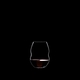 RIEDEL Swirl Rotwein gefüllt mit einem Getränk auf schwarzem Hintergrund