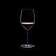 RIEDEL Fatto A Mano R.Q. Cabernet/Merlot Blau gefüllt mit einem Getränk auf schwarzem Hintergrund