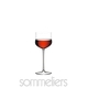 RIEDEL Sommeliers Rosé gefüllt mit einem Getränk auf weißem Hintergrund
