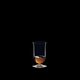 RIEDEL Bar Single Malt Whisky gefüllt mit einem Getränk auf schwarzem Hintergrund