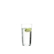 RIEDEL Manhattan Highball gefüllt mit einem Getränk auf weißem Hintergrund