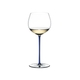 RIEDEL Fatto A Mano Chardonnay (im Fass gereift) Blau R.Q. gefüllt mit einem Getränk auf weißem Hintergrund