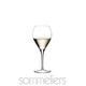 RIEDEL Sommeliers Sauternes gefüllt mit einem Getränk auf weißem Hintergrund