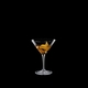 SPIEGELAU Perfect Serve Collection Cocktail Glass gefüllt mit einem Getränk auf schwarzem Hintergrund