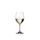 RIEDEL Vinum Restaurant Viognier/Chardonnay gefüllt mit einem Getränk auf weißem Hintergrund