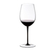 RIEDEL Sommeliers Black Tie Bordeaux Grand Cru gefüllt mit einem Getränk auf weißem Hintergrund