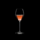 RIEDEL Extreme Restaurant Rosé/Champagner gefüllt mit einem Getränk auf schwarzem Hintergrund
