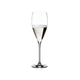 RIEDEL Vinum Vintage Champagne Glass con bebida en un fondo blanco