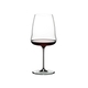 RIEDEL Winewings Syrah gefüllt mit einem Getränk auf weißem Hintergrund