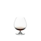 RIEDEL Vinum Brandy gefüllt mit einem Getränk auf weißem Hintergrund