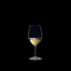 RIEDEL Ouverture Restaurant Weißwein gefüllt mit einem Getränk auf schwarzem Hintergrund