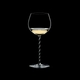 RIEDEL Fatto A Mano Chardonnay (im Fass gereift) Schwarz & Weiß R.Q. gefüllt mit einem Getränk auf schwarzem Hintergrund
