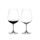 RIEDEL Vinum New World Pinot Noir riempito con una bevanda su sfondo bianco