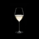 RIEDEL Veritas Restaurant Champagner Weinglas gefüllt mit einem Getränk auf schwarzem Hintergrund