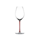 RIEDEL Fatto A Mano Champagner Weinglas Rot R.Q. auf weißem Hintergrund