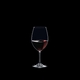 RIEDEL Ouverture Restaurant Rotwein gefüllt mit einem Getränk auf schwarzem Hintergrund