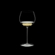 RIEDEL Superleggero Chardonnay (im Fass gereift) gefüllt mit einem Getränk auf schwarzem Hintergrund