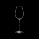RIEDEL Fatto A Mano Champagner Weinglas Gelb auf schwarzem Hintergrund