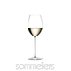 RIEDEL Sommeliers Loire con bebida en un fondo blanco