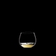RIEDEL Restaurant O Chardonnay (im Fass gereift) gefüllt mit einem Getränk auf schwarzem Hintergrund