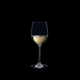 RIEDEL Wine Viognier/Chardonnay gefüllt mit einem Getränk auf schwarzem Hintergrund