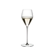 RIEDEL Veloce Champagner Weinglas gefüllt mit einem Getränk auf weißem Hintergrund
