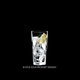 RIEDEL Tumbler Collection Louis Longdrink gefüllt mit einem Getränk auf schwarzem Hintergrund