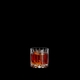 RIEDEL Drink Specific Glassware Rocks gefüllt mit einem Getränk auf schwarzem Hintergrund