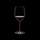 RIEDEL Fatto A Mano R.Q. Cabernet/Merlot Rot gefüllt mit einem Getränk auf schwarzem Hintergrund
