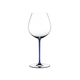 RIEDEL Fatto A Mano Pinot Noir Blau R.Q. auf weißem Hintergrund