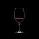 RIEDEL Grape@RIEDEL Cabernet/Merlot gefüllt mit einem Getränk auf schwarzem Hintergrund