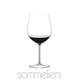 RIEDEL Sommeliers Burgunder Grand Cru gefüllt mit einem Getränk auf weißem Hintergrund
