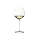 RIEDEL Superleggero Chardonnay (im Fass gereift) gefüllt mit einem Getränk auf weißem Hintergrund