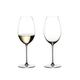 Two glasses RIEDEL Veritas Sauvignon Blanc. The glass on the left side is filled with white wine, the other one is unfilled.