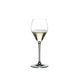 RIEDEL Heart To Heart Champagnerglas gefüllt mit einem Getränk auf weißem Hintergrund