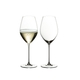 RIEDEL Veritas Champagne Wine Glass riempito con una bevanda su sfondo bianco