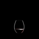 RIEDEL O Wine Tumbler Old World Syrah gefüllt mit einem Getränk auf schwarzem Hintergrund