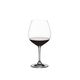 RIEDEL Restaurant Pinot Noir gefüllt mit einem Getränk auf weißem Hintergrund
