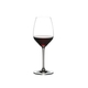 RIEDEL Extreme Restaurant Riesling/Sauvignon Blanc gefüllt mit einem Getränk auf weißem Hintergrund