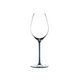 RIEDEL Fatto A Mano Champagner Weinglas Blau auf weißem Hintergrund