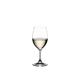 RIEDEL Ouverture Restaurant Weißwein gefüllt mit einem Getränk auf weißem Hintergrund