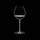 RIEDEL Fatto A Mano Alte Welt Pinot Noir Weiß R.Q. gefüllt mit einem Getränk auf schwarzem Hintergrund