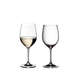 RIEDEL Vinum Viognier/Chardonnay gefüllt mit einem Getränk auf weißem Hintergrund