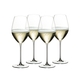 RIEDEL Veritas Champagner Weinglas gefüllt mit einem Getränk auf weißem Hintergrund